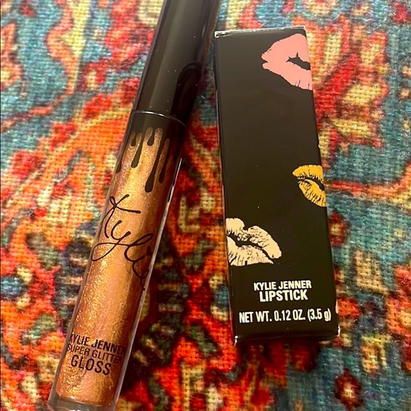 Kylie Jenner lipstick and lipgloss bundle.